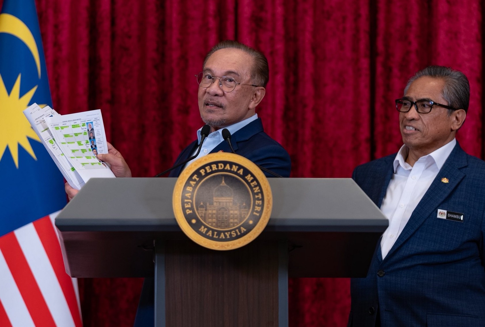 رئيس الوزراء الماليزي أنور إبراهيم خلال إعلان التعديل الوزاري