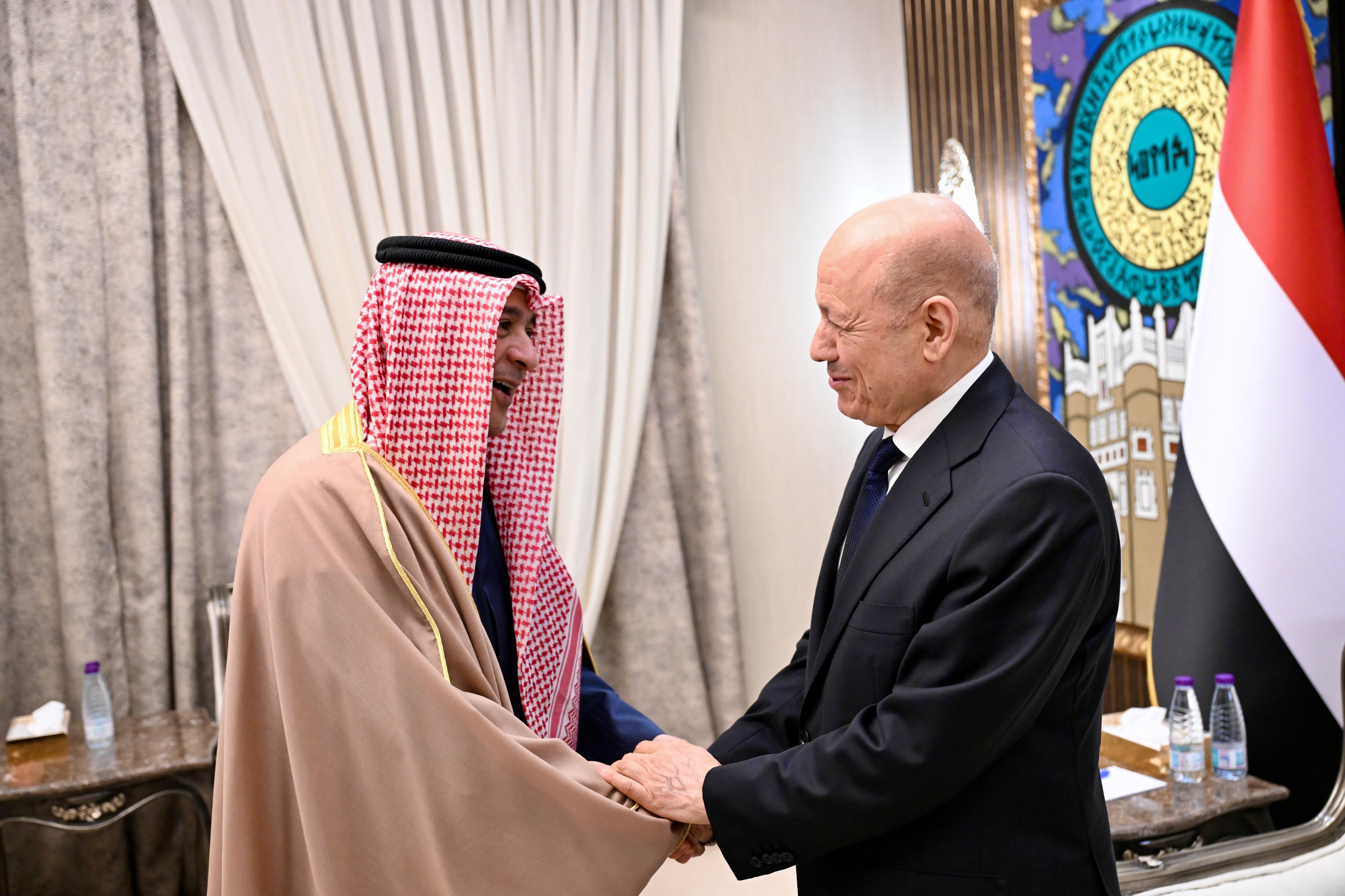الأمين العام لمجلس التعاون لدول الخليج العربية جاسم البديوي مع رئيس مجلس القيادة الرئاسي اليمني رشاد العليمي