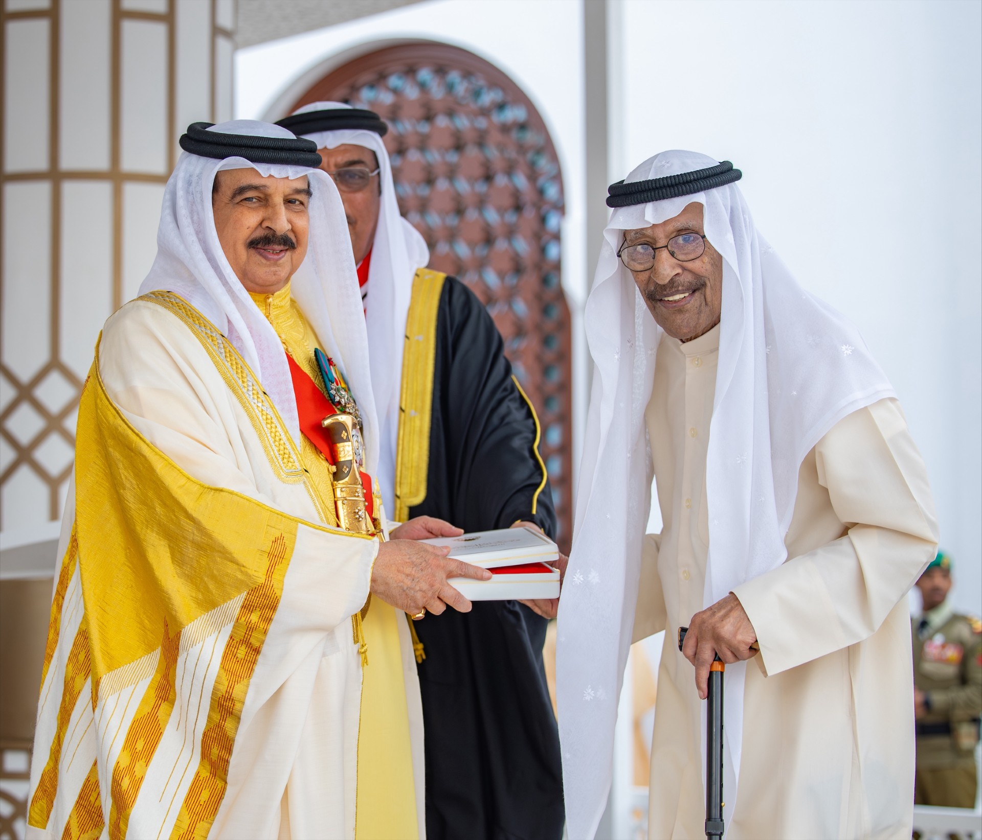 العاهل البحريني الملك حمد بن عيسى آل خليفة يمنح (وسام البحرين) للشاعر الكويتي بدر بورسلي