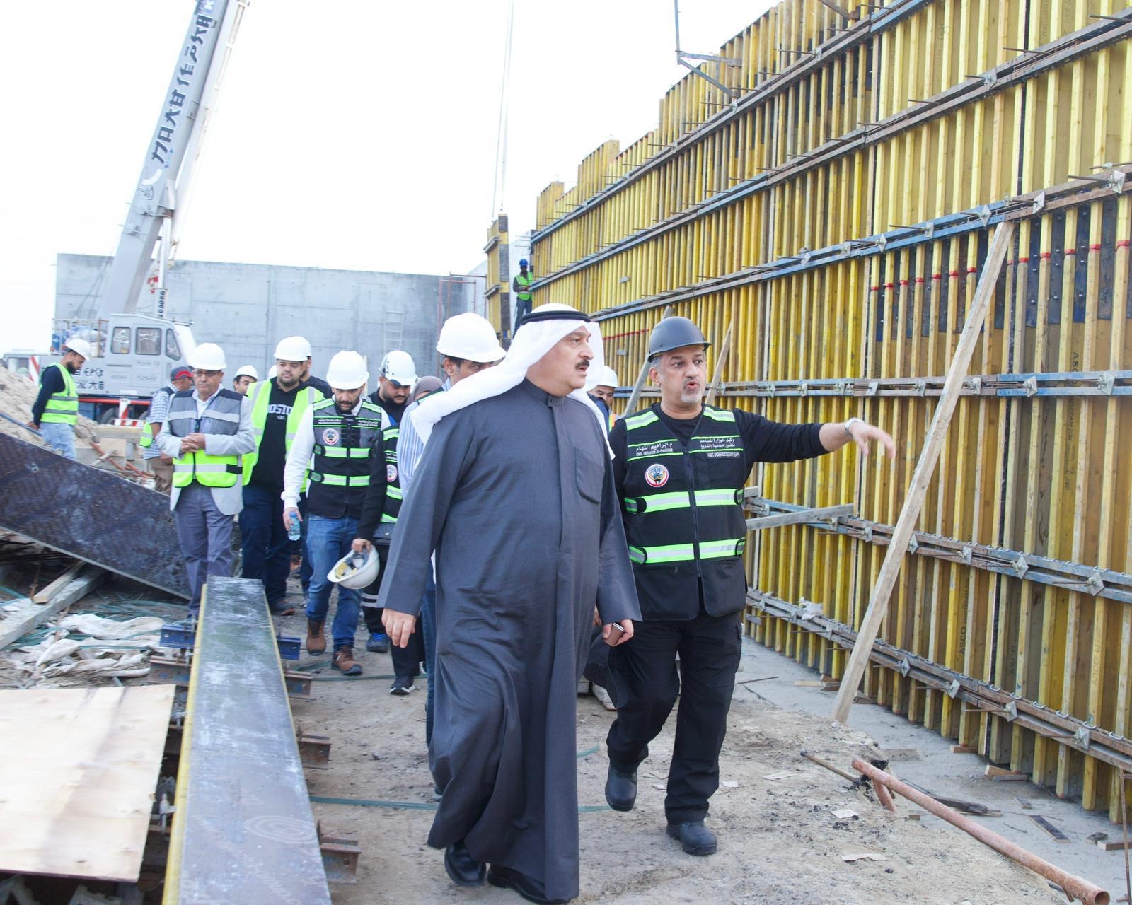 وزير الصحة الدكتور أحمد العوضي يستمع إلى شرح تفصيلي من الفريق الهندسي