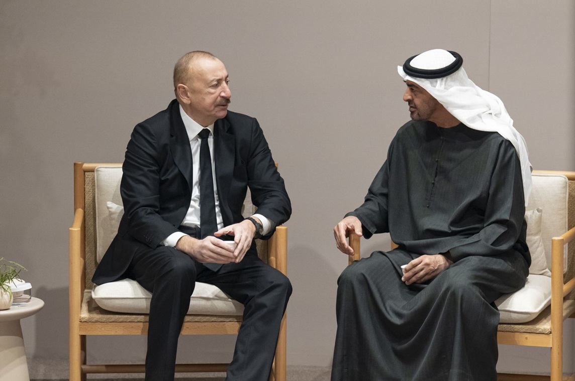 رئيس دولة الإمارات الشيخ محمد بن زايد مع نظيره الأذربيجاني إلهام علييف