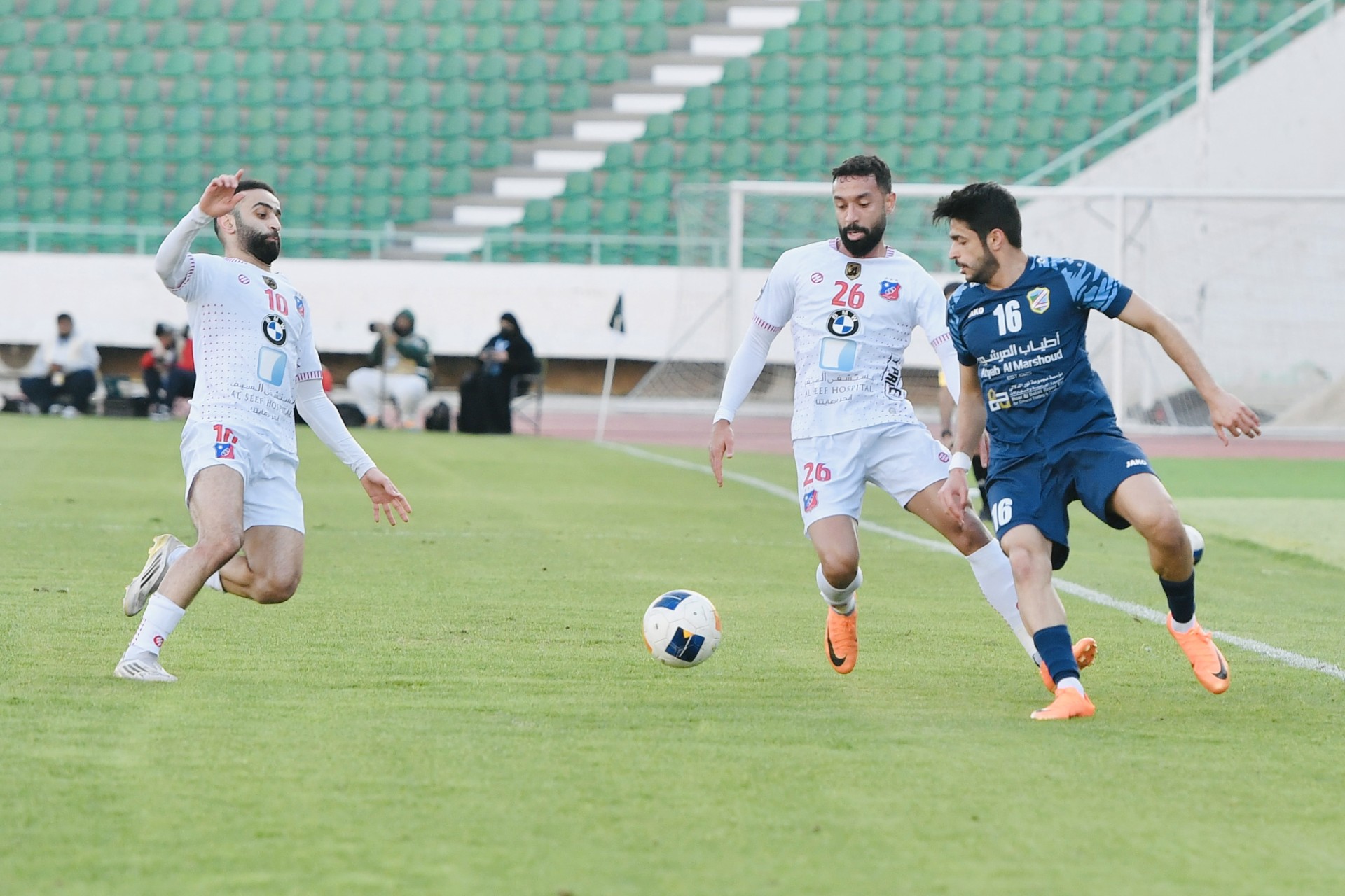 لاعبا الكويت يحاولان استخلاص الكرة من لاعب السالمية