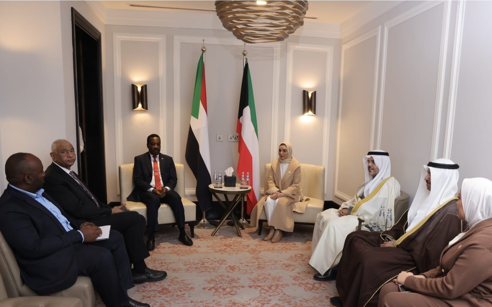 وزير الشؤون الاجتماعية وشؤون الأسرة والطفولة الدكتورة أمثال الحويلة  خلال لقائها مع وزير الموارد البشرية والرعاية الاجتماعية السوداني