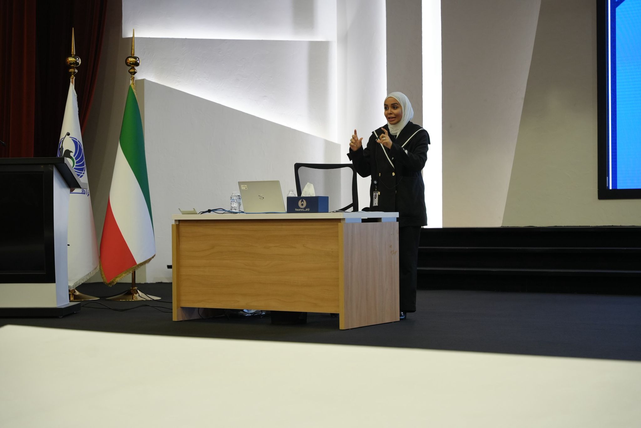 مدربة في البرنامج التدريبي خلال إحدى المحاضرات