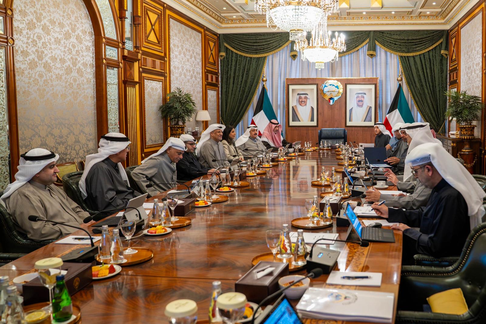 رئيس مجلس الوزراء بالإنابة ووزير الداخلية الشيخ فهد يوسف سعود الصباح يترأس اجتماع مجلس الوزراء الأسبوعي في قصر بيان