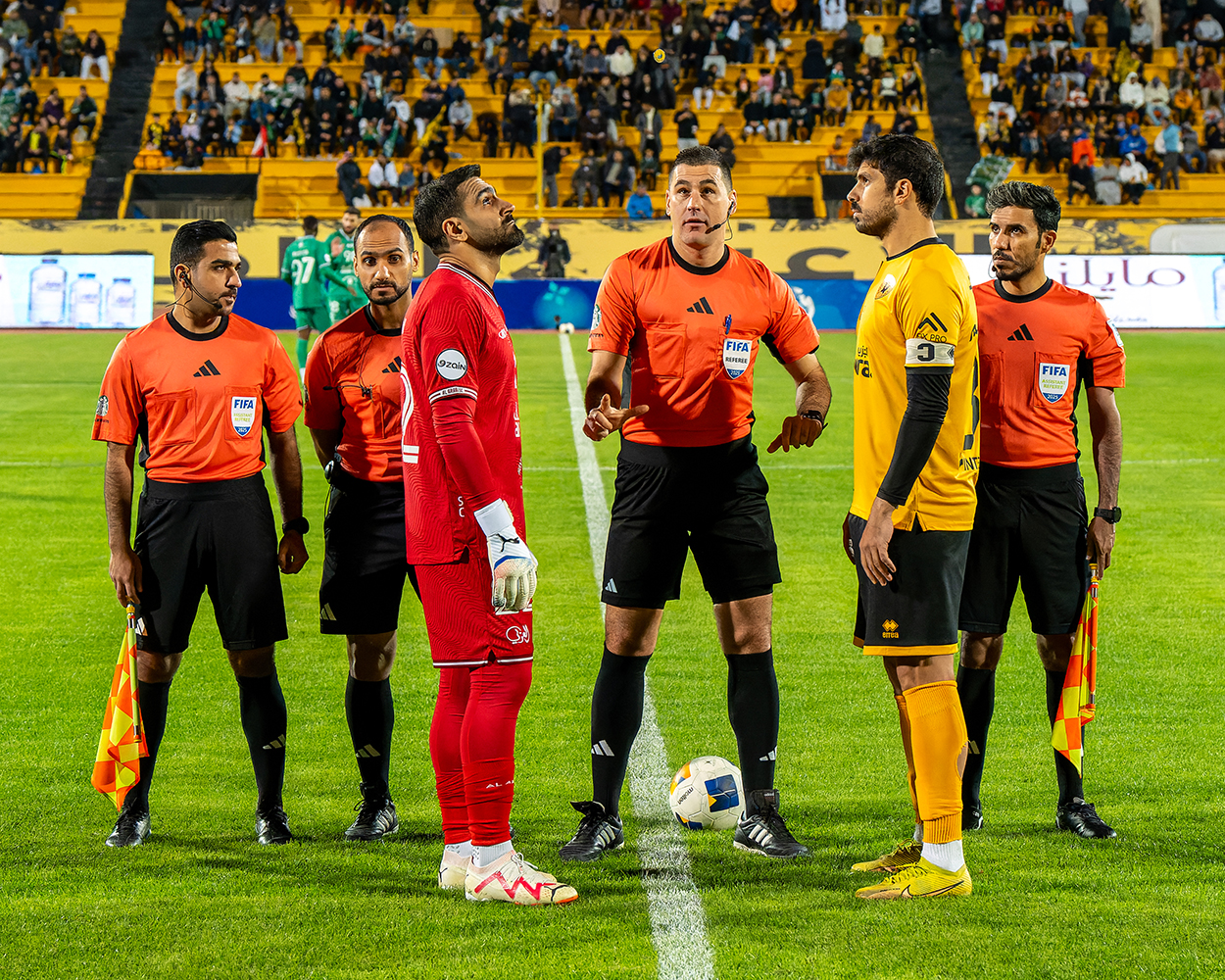 لحظة اجراء القرعة بين قائدي الفريقين قبل بداية المباراة