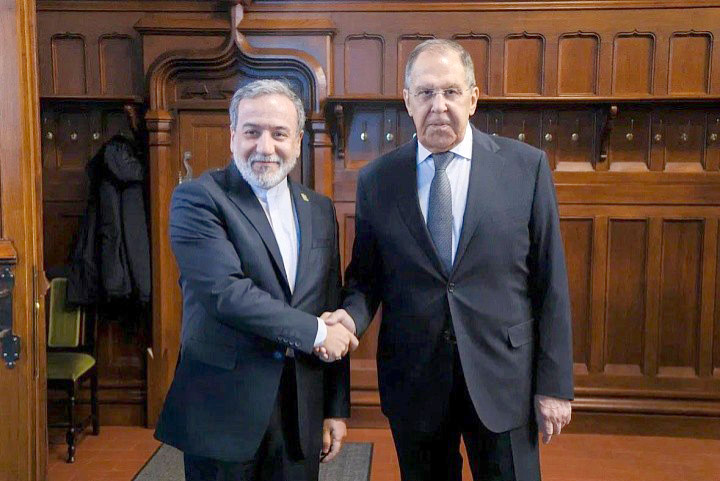 وزير الخارجية الإيراني عباس عراقجي ونظيره الروسي سيرغي لافروف