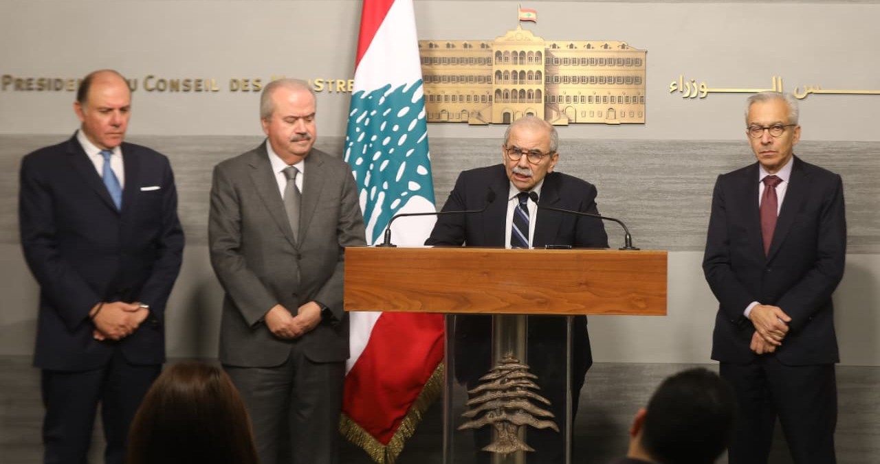 رئيس مجلس الوزراء اللبناني خلال كلمة متلفزة من السرايا الحكومية بحضور وزير المالية ووزير الاقتصاد وحاكم مصرف لبنان