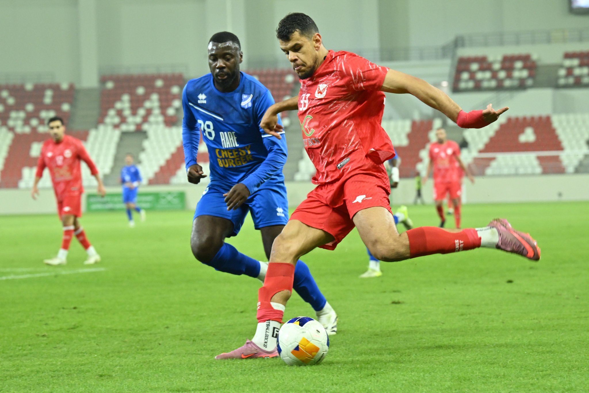 لاعب الفحيحيل يحاول ارسال كرة عرضية الى منطقة جزاء التضامن