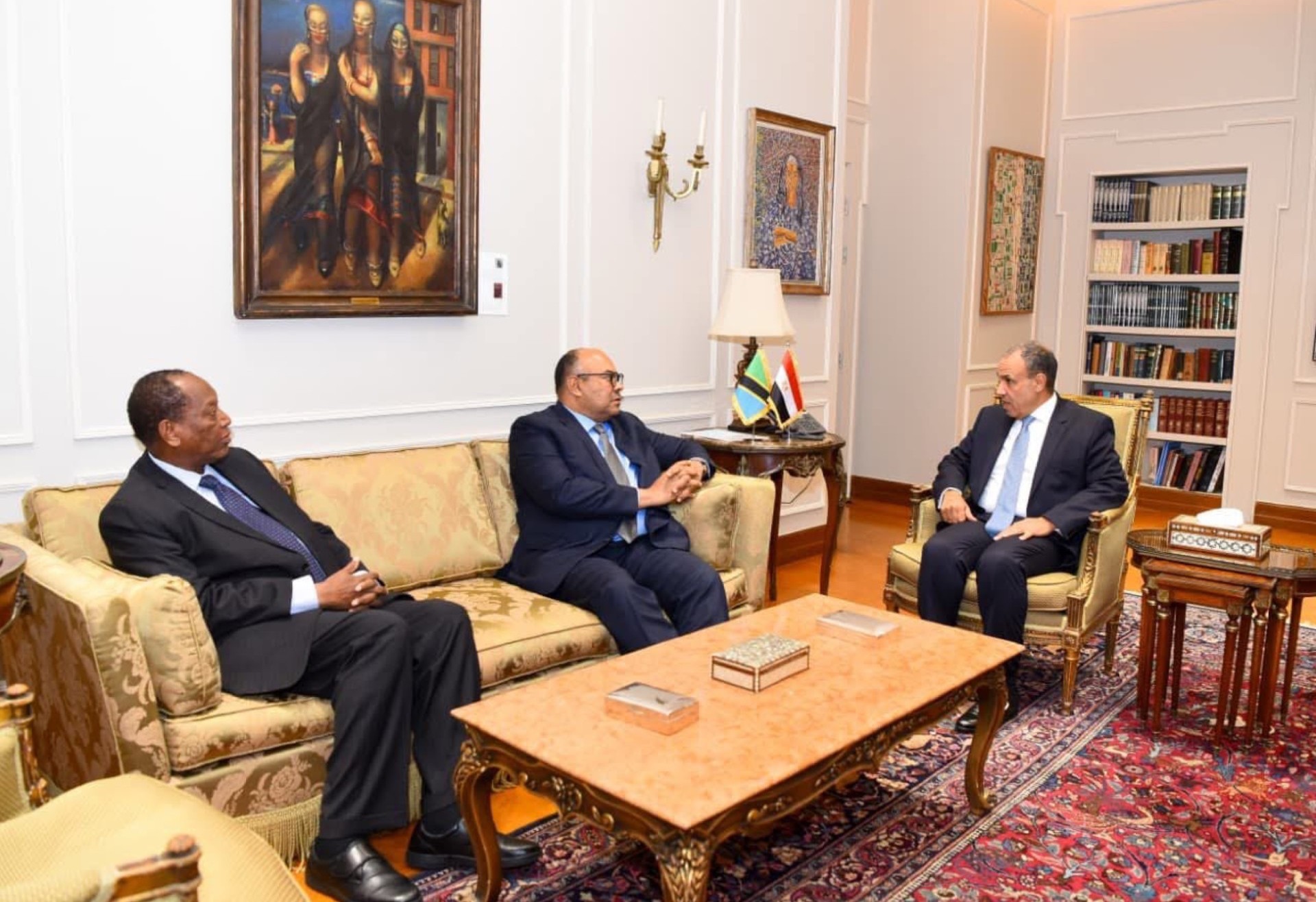وزير الخارجية المصري مع وزير الخارجية والتعاون التنزاني محمود كومبو.
