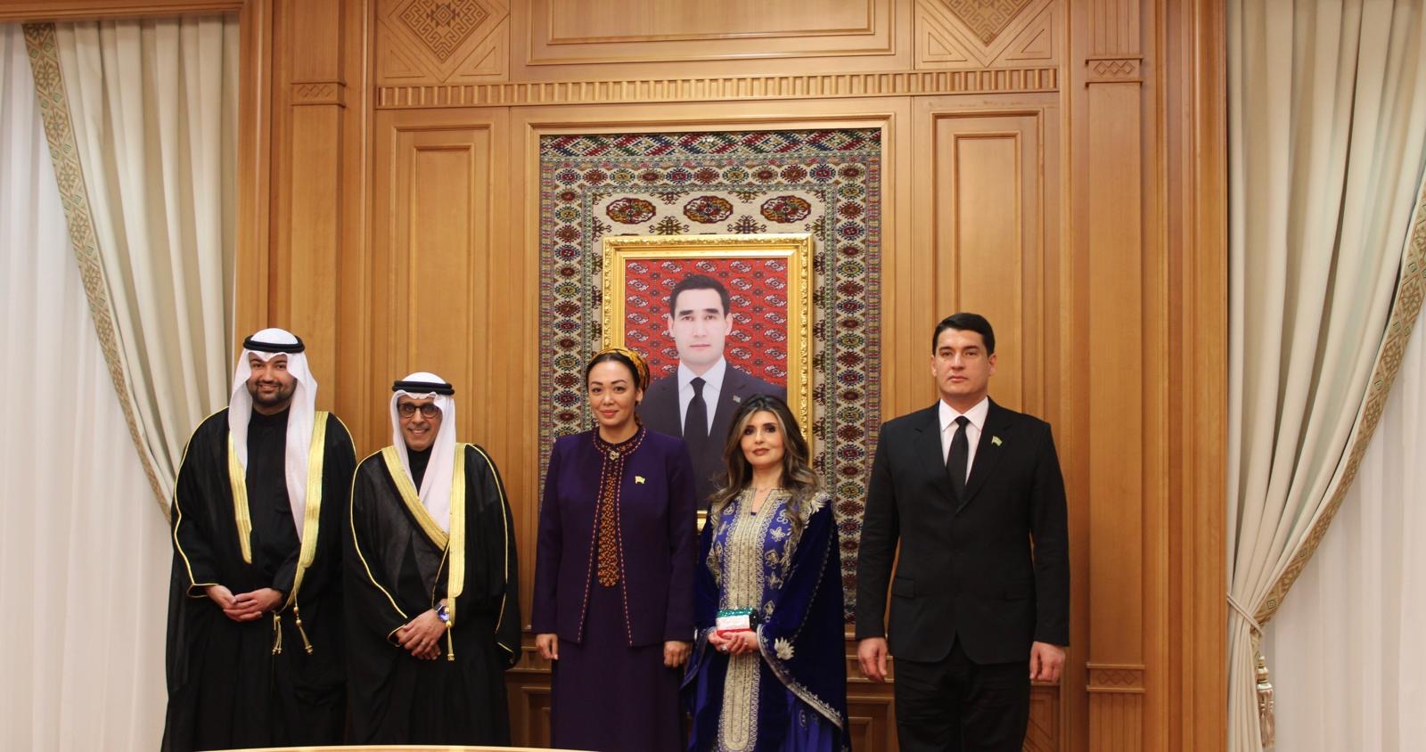 سفير دولة الكويت لدى الجمهورية التركية عبدالعزيز العدواني يقدم أوراق اعتماده كسفير لدولة الكويت غير مقيم لدى تركمانستان إلى رئيسة البرلمان دنيا غوزل غولمانوفا