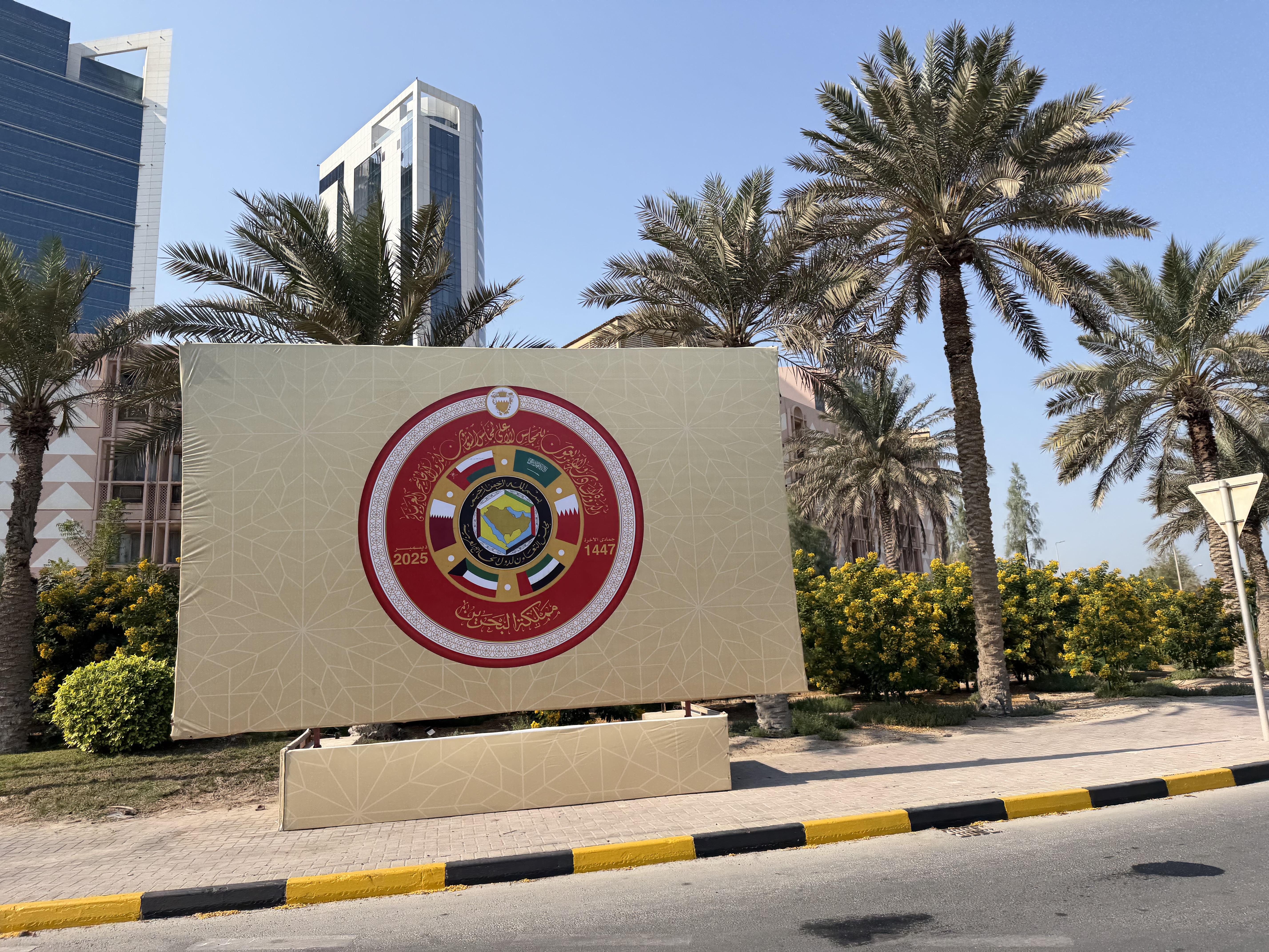 لوحات ترحيبية في الطرق الرئيسية تعكس روح الأخوة الخليجية