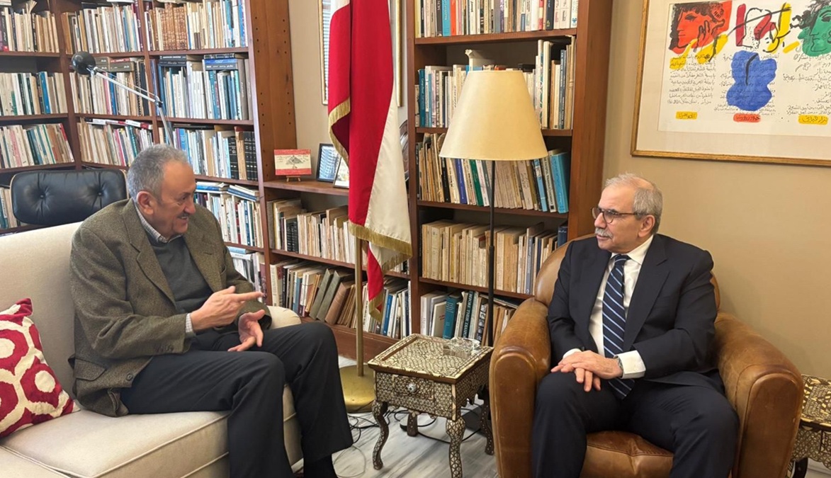 رئيس مجلس الوزراء اللبناني نواف سلام يستقبل رئيس الوفد المفاوض في لجنة (الميكانيزم) السفير سيمون كرم