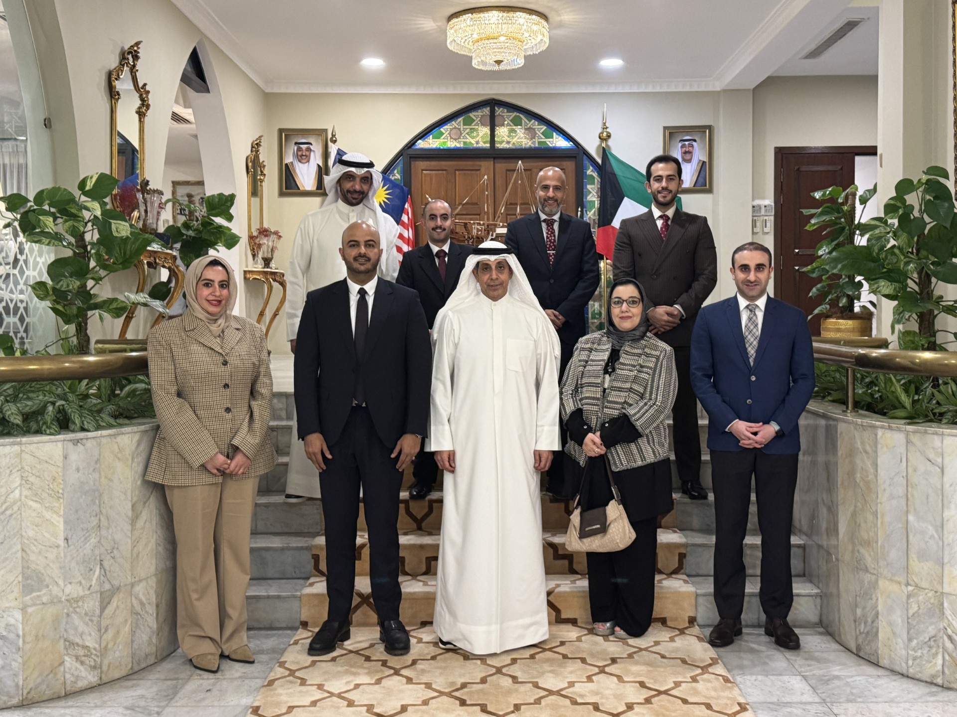 سفير دولة الكويت لدى ماليزيا راشد الصالح مع الدبلوماسيين المتدربين في كوالالمبور