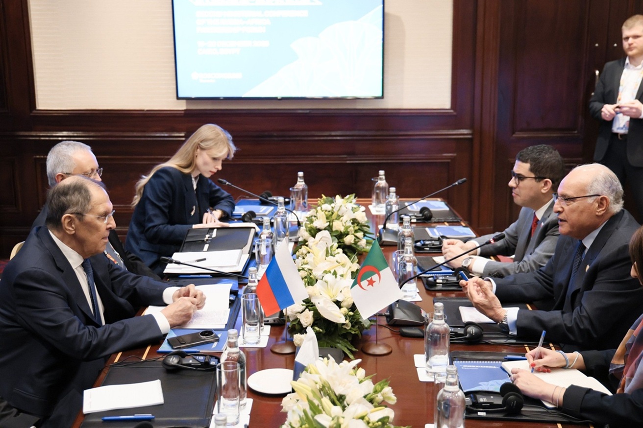 وزير الخارجية الجزائري أحمد عطاف مع نظيره الروسي سيرغي لافروف خلال المباحثات