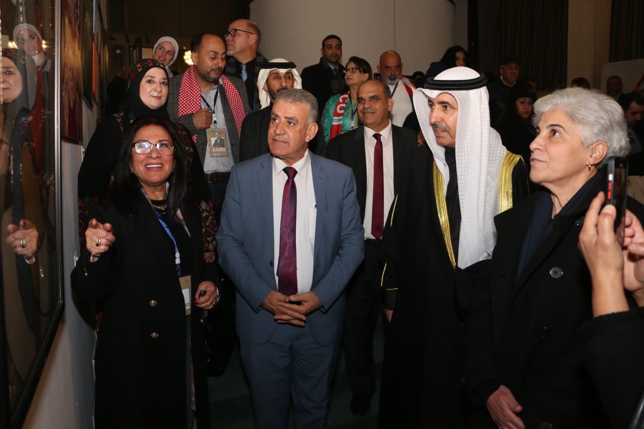 السفير الكويتي لدى الأردن خلال حضوره معرض (الفن ثقافة وتاريخ الشعوب) في الأردن