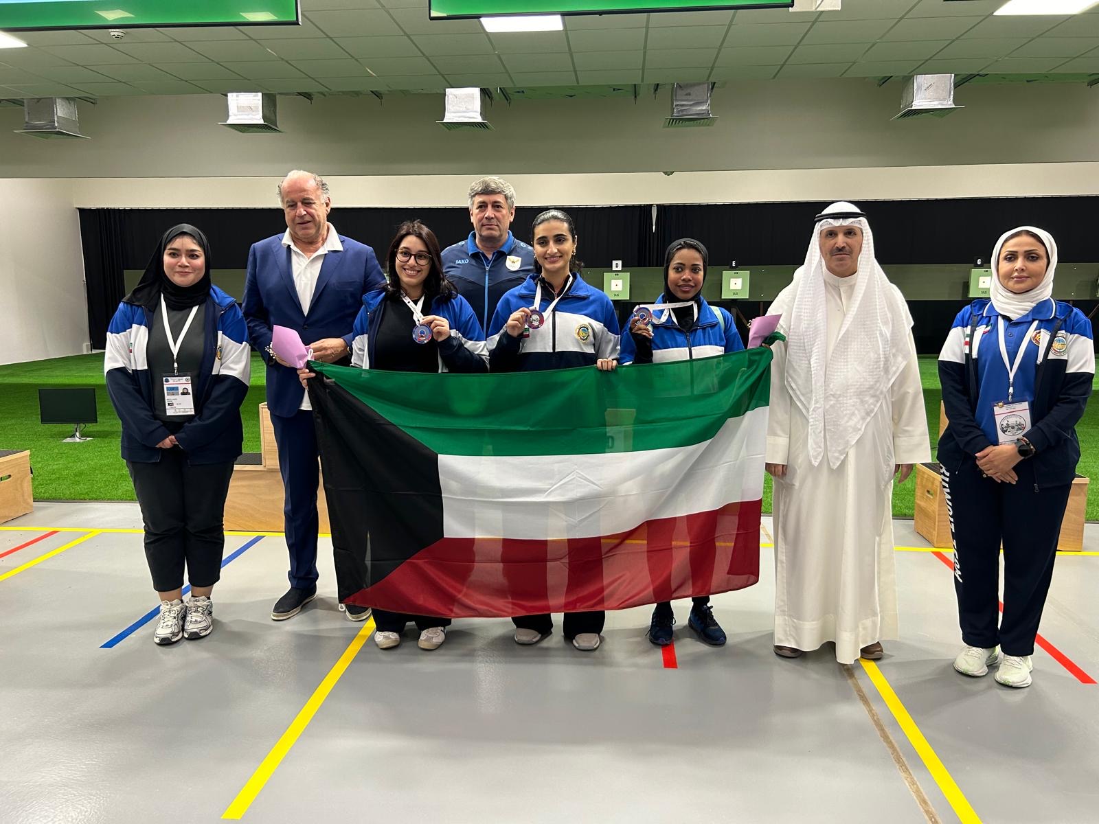 الأمين العام للاتحادين الكويتي والعربي للرماية عبيد العصيمي مع رئيس الاتحاد الدولي للرمايه لوشيانو روسي والراميات الفائزات