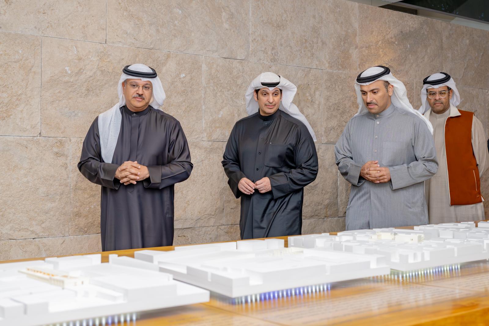 جانب من جولة وزير الاعلام والثقافة ووزير الدولة لشؤون الشباب الكويتي عبدالرحمن المطيري خلال زيارته لمملكة البحرين