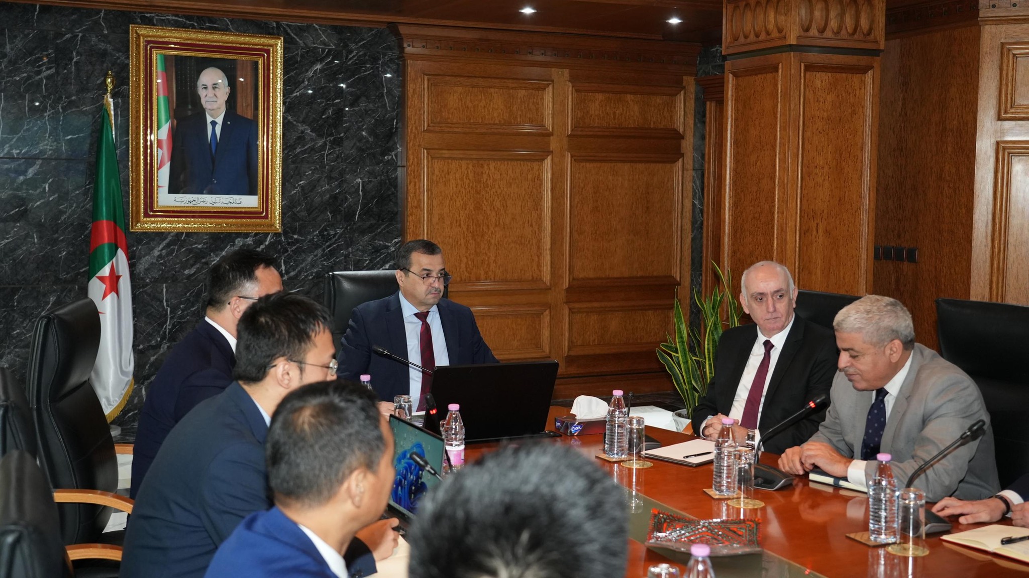 المباحثات الثنائية بين الوفدين الجزائري والصيني برئاسة وزير المحروقات الجزائري