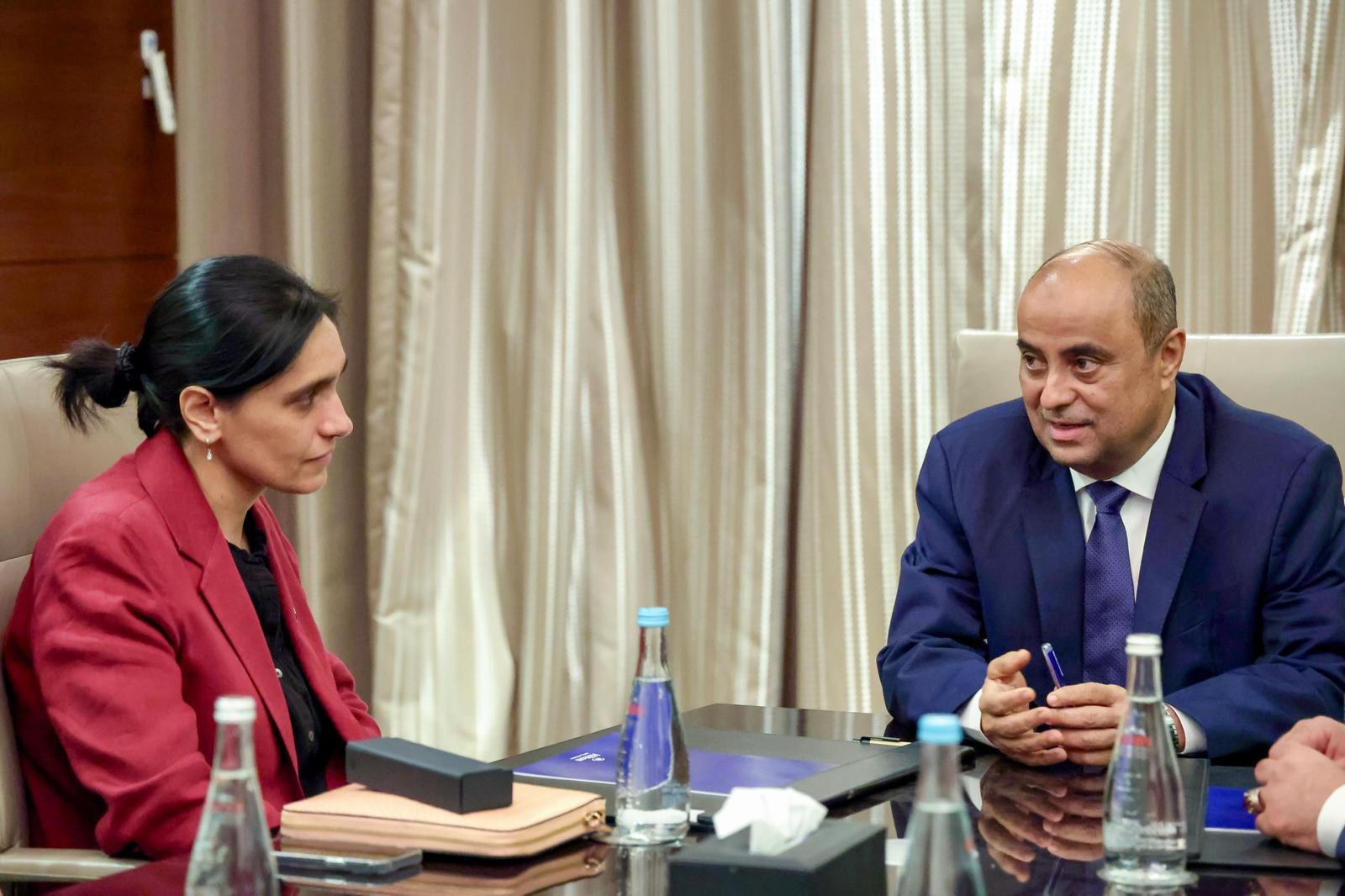 رئيس الوزراء اليمني يلتقي السفيرة البريطانية لدى اليمن