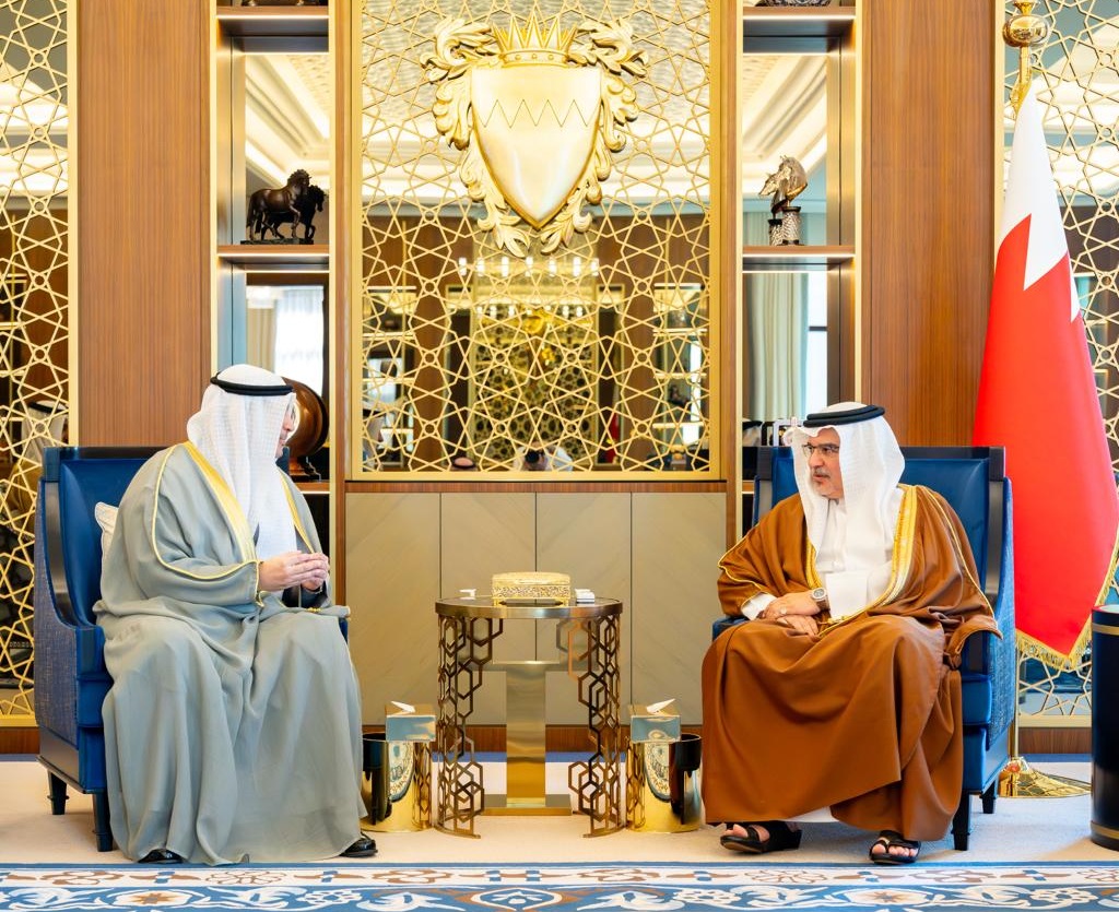 ولي العهد رئيس مجلس الوزراء البحريني الأمير سلمان بن حمد آل خليفة مع وزير الإعلام والثقافة ووزير الدولة لشؤون الشباب الكويتي عبدالرحمن المطيري