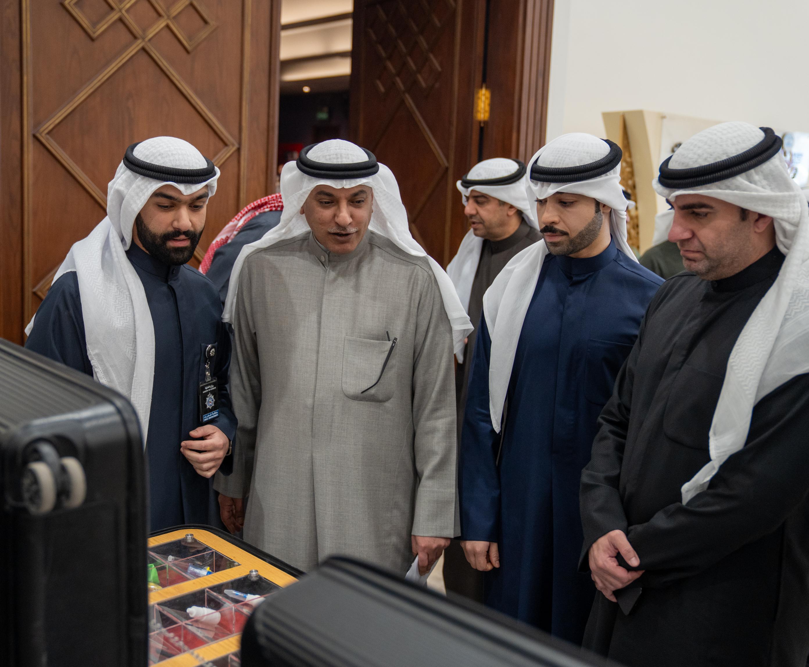 رئيس الجمارك العامة خلال الجولة بالمعرض على هامش الندوة