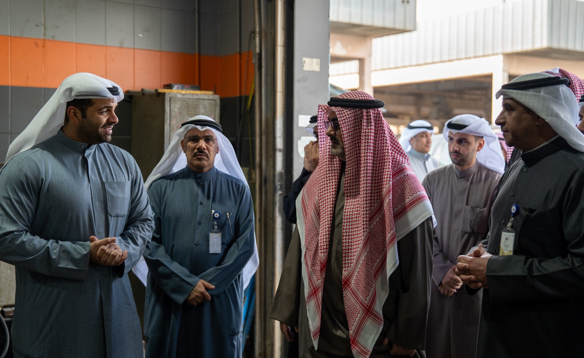 معالي محافظ العاصمة الشيخ عبدالله سالم العلي الصباح يستمع إلى شرح احد الطلبة المبادرين من التطبيقي