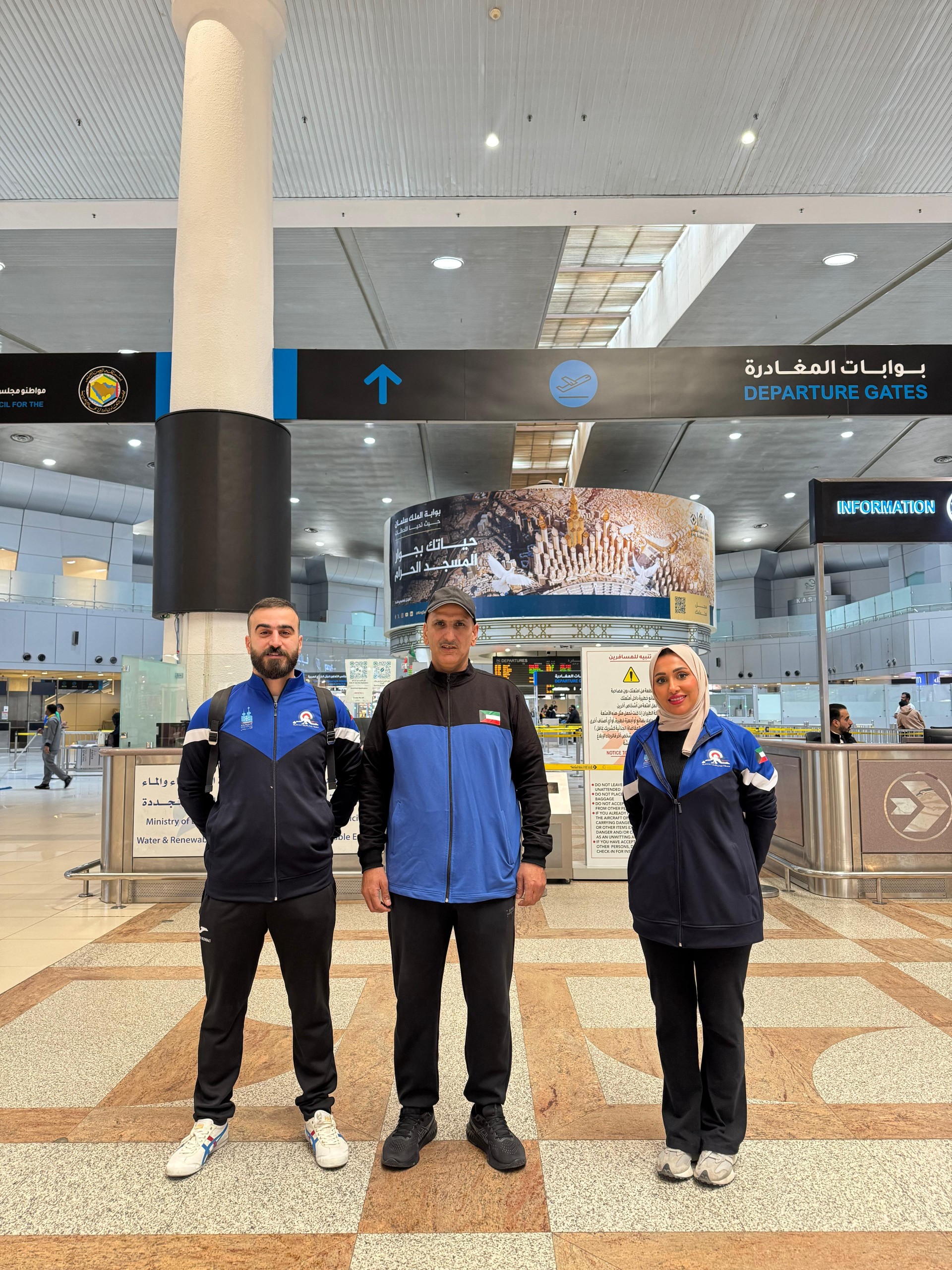 المشرف علي البحيري مع اللاعبين سعود الكندري وفاطمة عبداللطيف قبل المغادرة للمشاركة في بطولة الدوحة