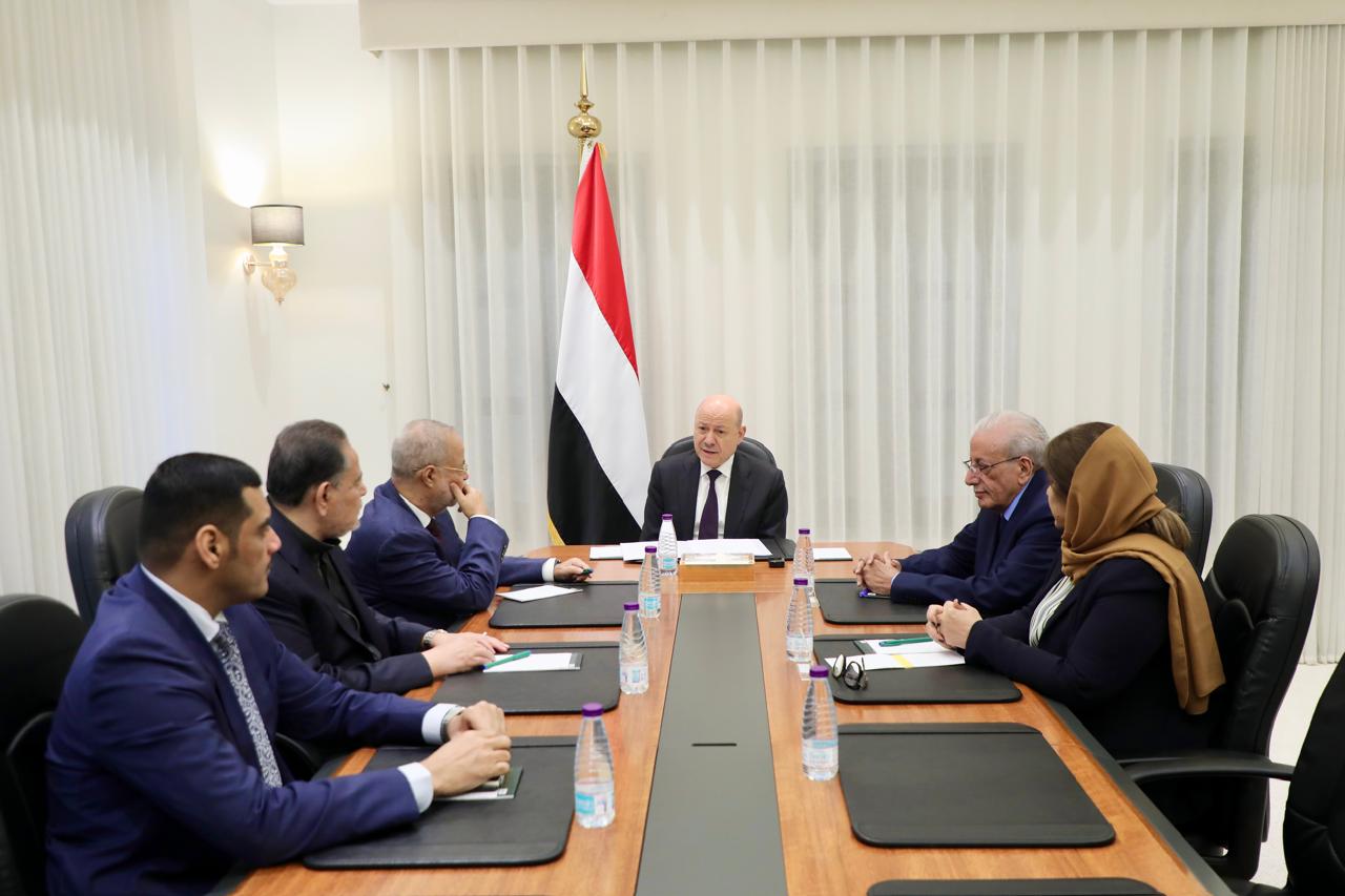 رئيس مجلس القيادة اليمني يجتمع برئاسة هيئة التصالح والمشاورة