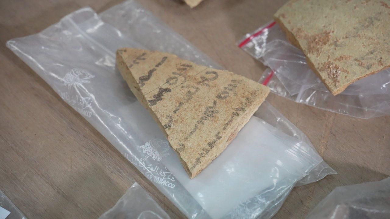Une pièce de poterie avec des manuscrits en syriaque