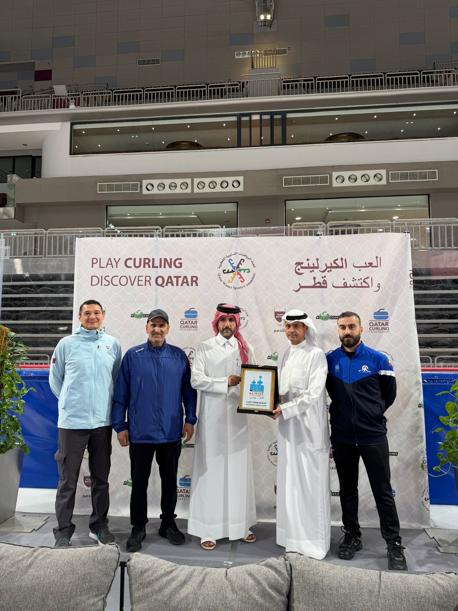 نادي الالعاب الشتوية الكويتي يقدم درعا تذكارية للجنة المنظمة للبطولة