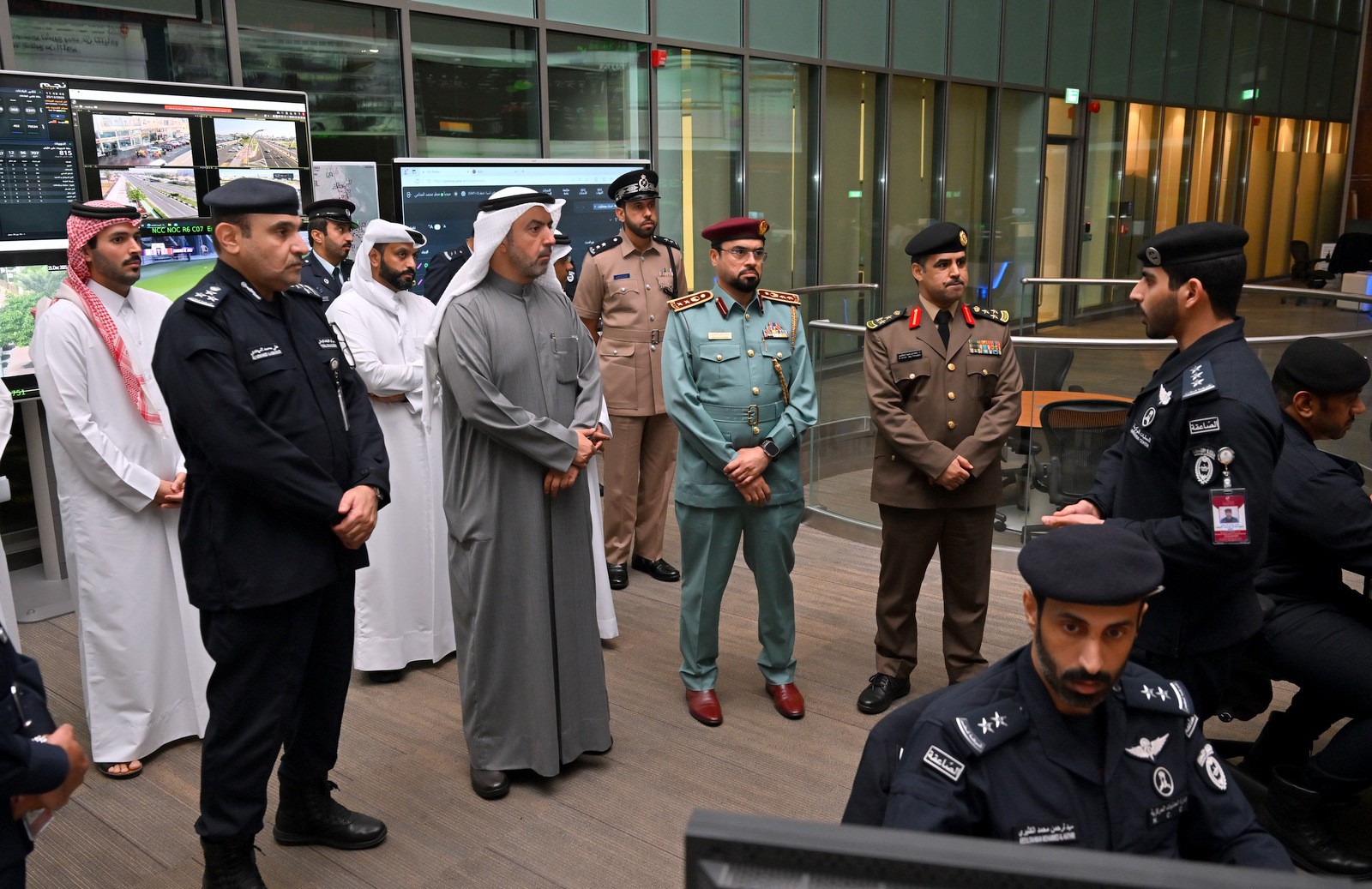 رئيس مركز مجلس التعاون لدول الخليج العربية لإدارة حالات الطوارئ العميد حقوقي الدكتور راشد المري مع رئيس مركز القيادة الوطني في دولة قطر علي المهندي