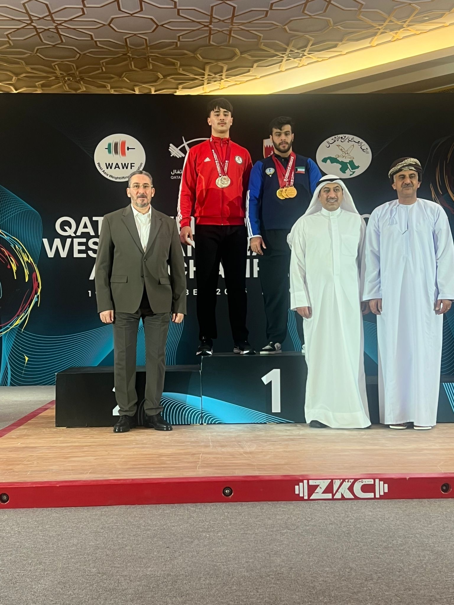 اللاعب عبدالحميد اكبر اثناء تكريمه بعد فوزه في منافسات اليوم