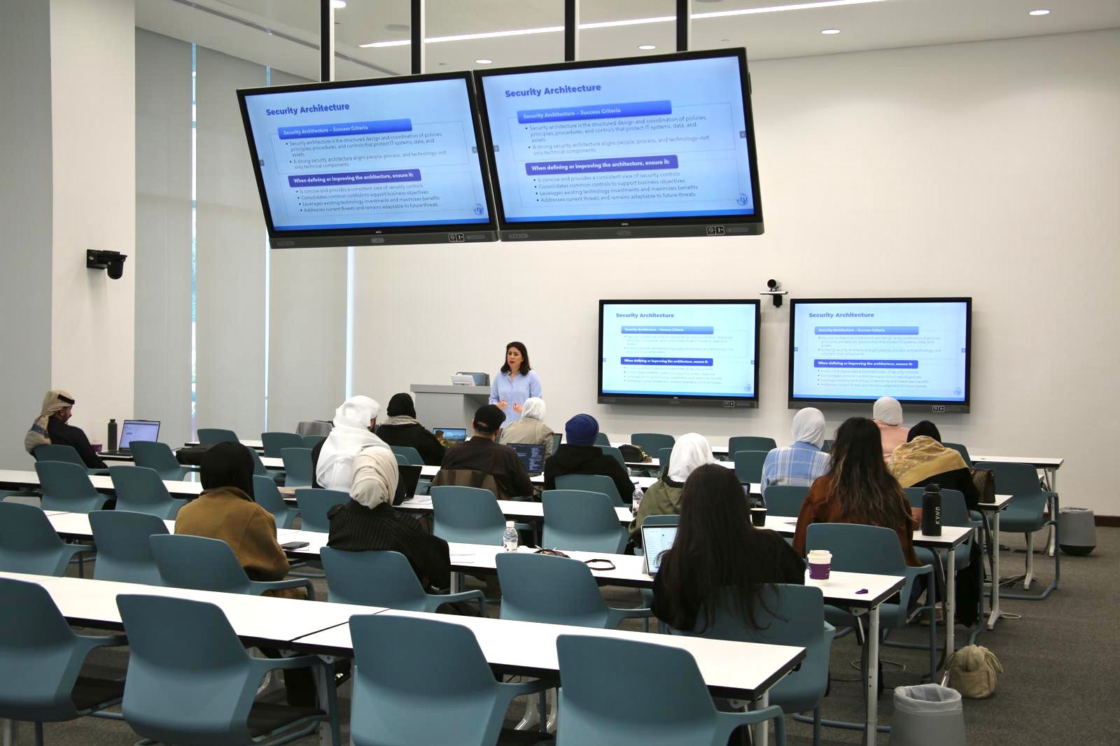 المشاركون في ورشة العمل التدريبية المتخصصة ( آيزو )