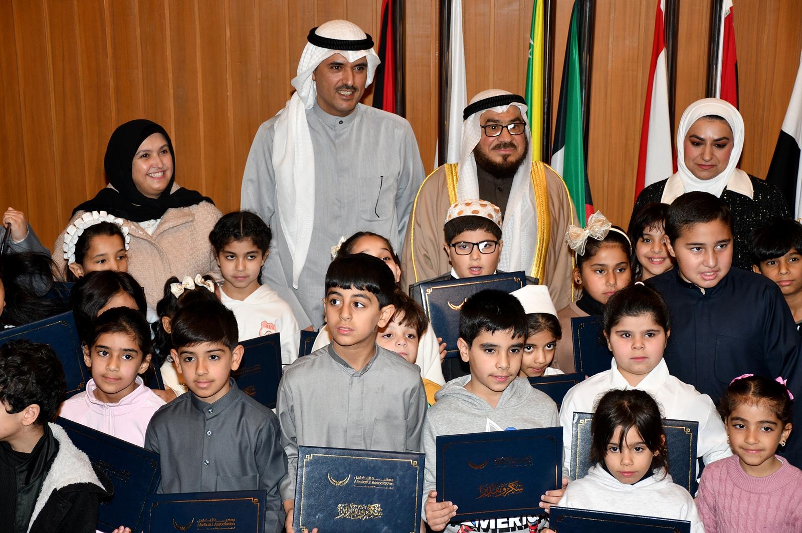 ممثل وزير (الشؤون) ومحافظ الاحمدي ورئيس مجلس ادارة (التكافل) خلال تكريم الطلبة المتفوقين