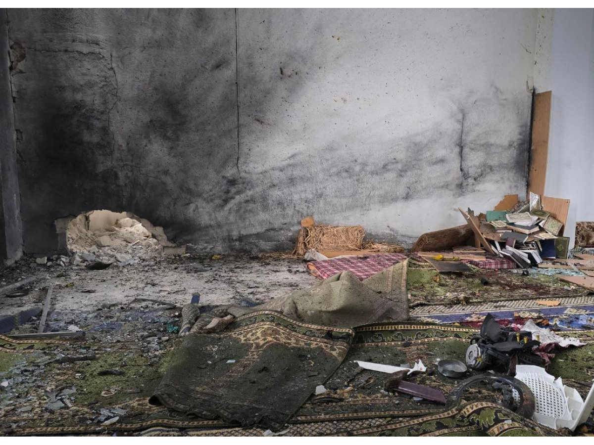 بعض آثار الانفجار الذي وقع في مسجد الإمام علي بن أبي طالب في حي وادي الذهب بحمص