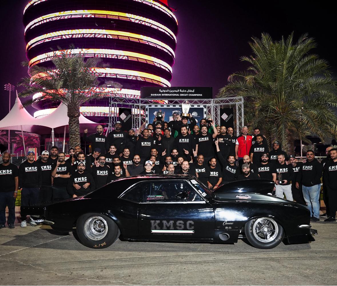 متسابقو النادي الكويتي للسيارات والدراجات الآلية خلال مشاركتهم في الجولة الثانية لبطولة البحرين لسباقات السرعة (الدراغ)