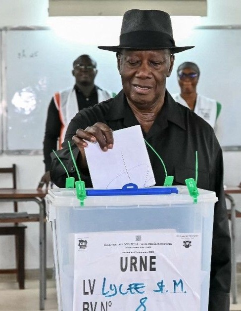 رئيس كوت ديفوار يدلي بصوته في الانتخابات التشريعية
