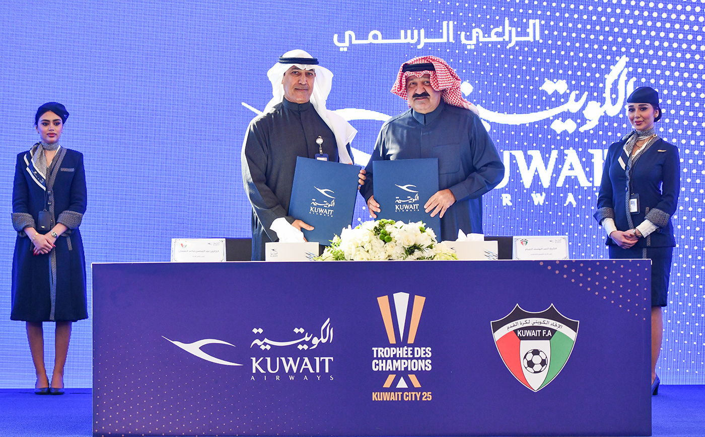 رئيس مجلس إدارة (الكويتية) ورئيس مجلس إدارة الاتحاد الكويتي لكرة القدم  خلال مراسم التوقيع