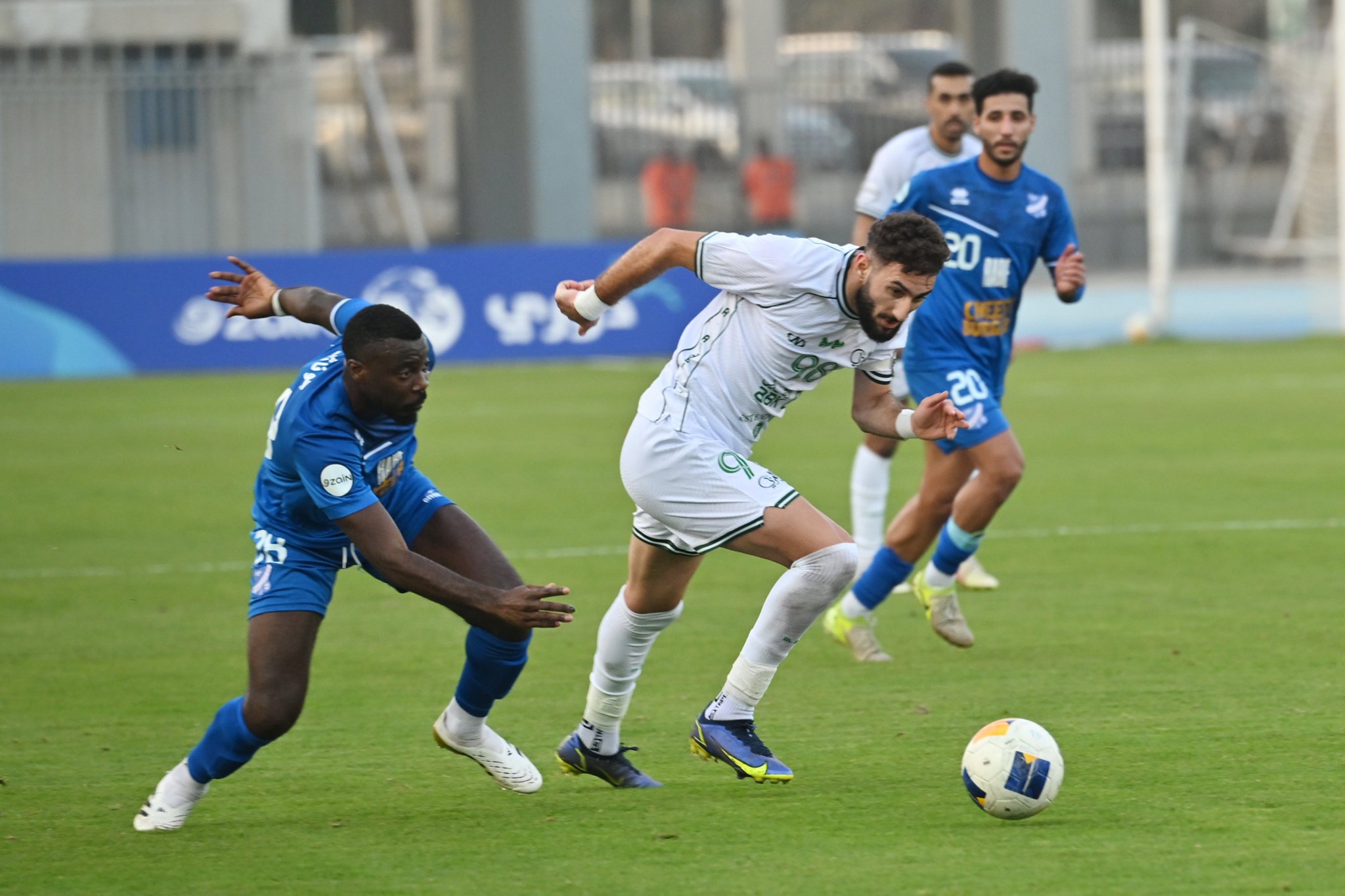 لاعب العربي يحاول المرور من لاعب التضامن