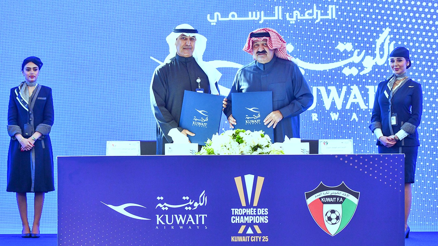 Le président de Kuwait Airways, Abdalmohsen Al-Faqâan, (A.G.) et le président de la Fédération koweïtienne de football, Cheikh Ahmed Yousef Saoud Al-Sabah (A.D.).