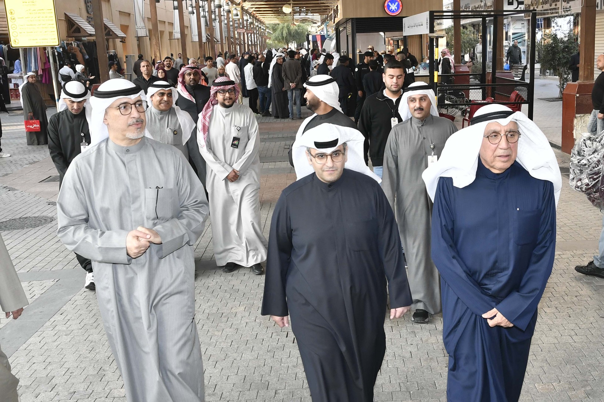 وزير التجارة ووزير البلدية اثناء مشاركتهما وحضورهما مهرجان (فخر الصناعات الوطنية الثالث) في سوق المباركية