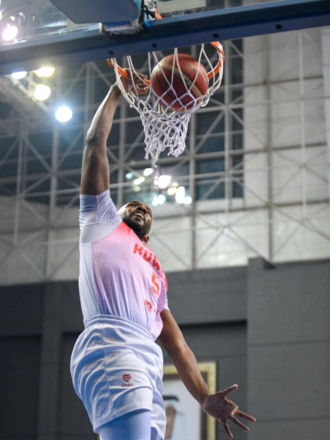 لاعب نادي الكويت يرتقي نحو السلة