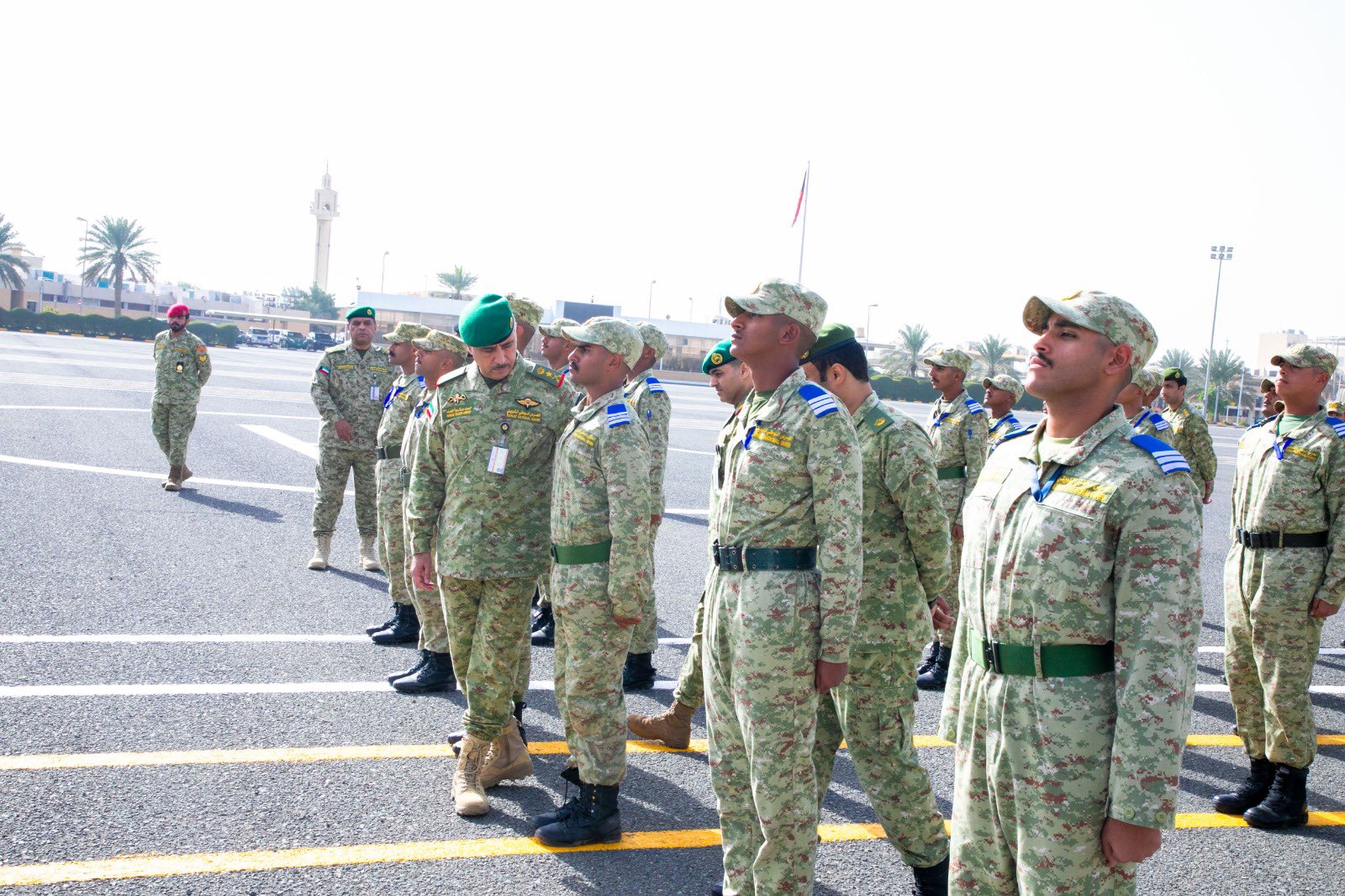 وكيل الحرس الوطني الفريق الركن حمد البرجس لدى تفقده معسكر التحرير