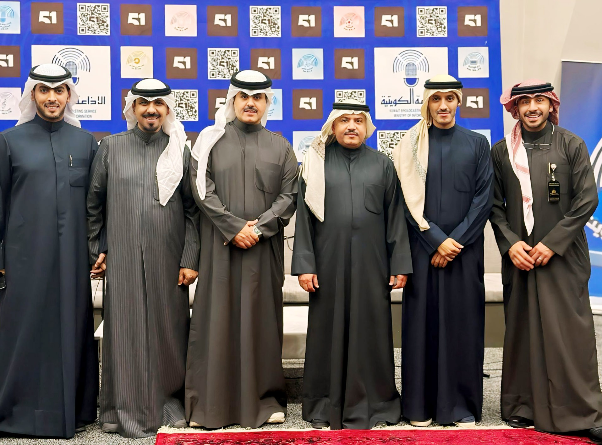 مدير عام الإدارة العامة للإذاعة في وزارة الإعلام الدكتور يوسف السريع والقائمين على برنامج (قلطة الإذاعة)