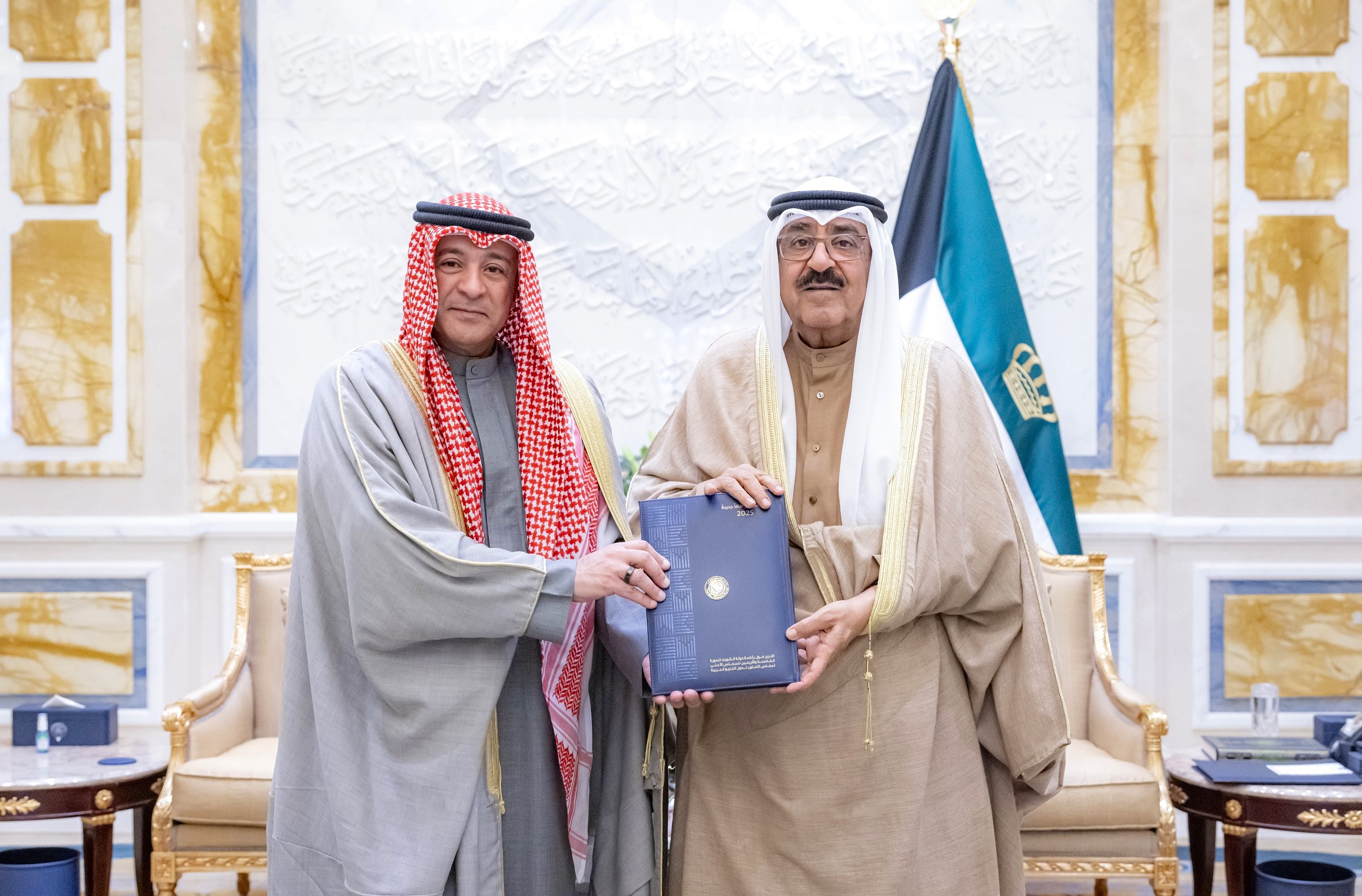 Son Altesse l’Emir Cheikh Mechaal Al-Ahmad Al-Jaber Al-Sabah recevant le secrétaire général du CCG, Jassem Mohamed Al-Budaiwi.