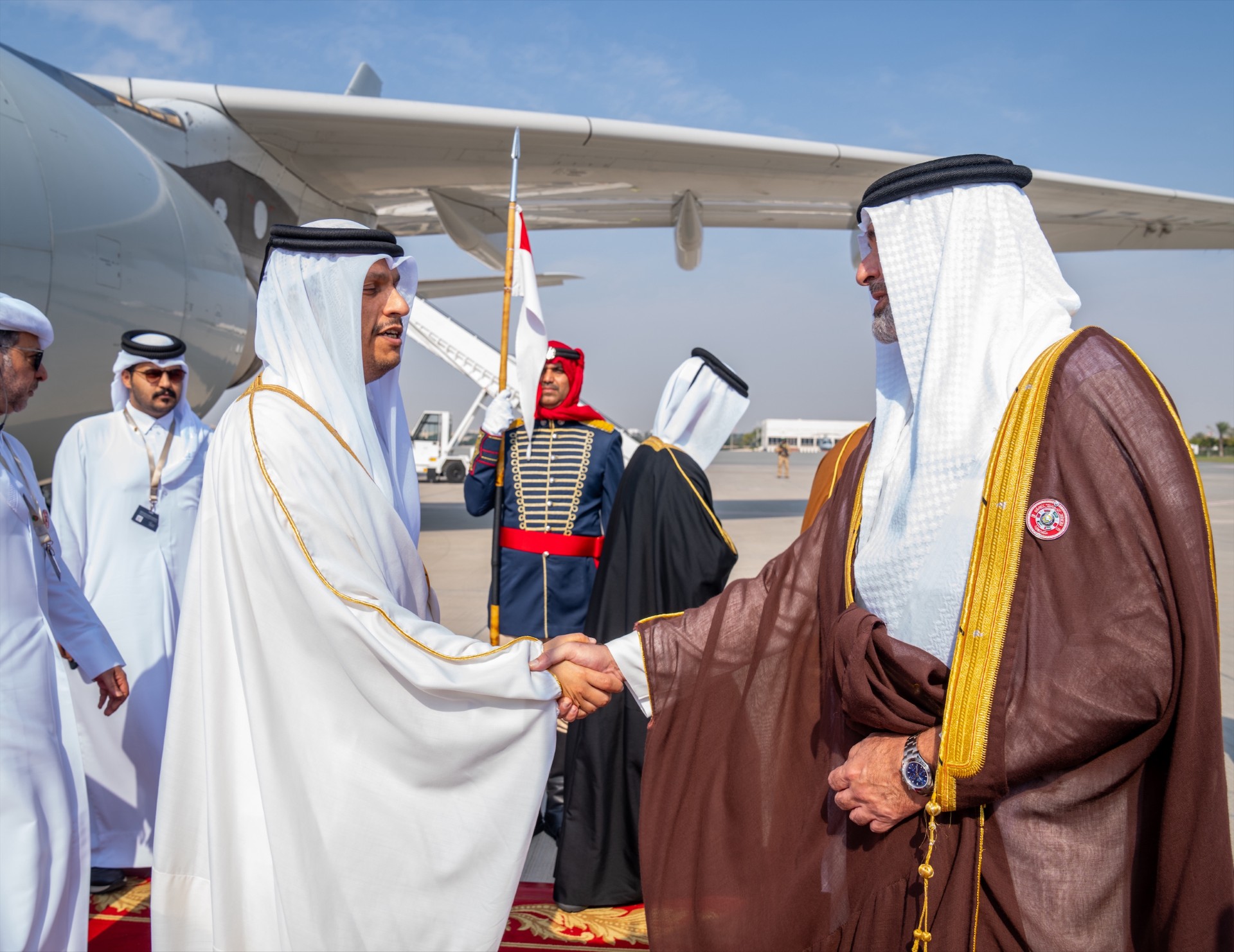 رئيس مجلس الوزراء وزير خارجية قطر يصل إلى مملكة البحرين للمشاركة في القمة الخليجية