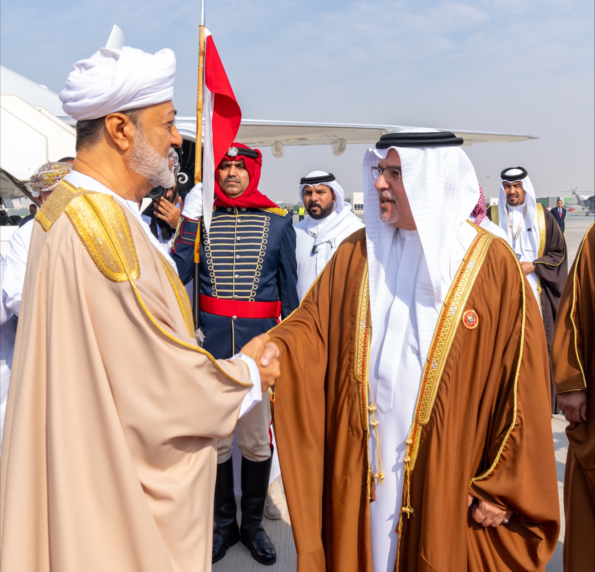 سلطان عمان يصل إلى مملكة البحرين للمشاركة في القمة الخليجية الـ46