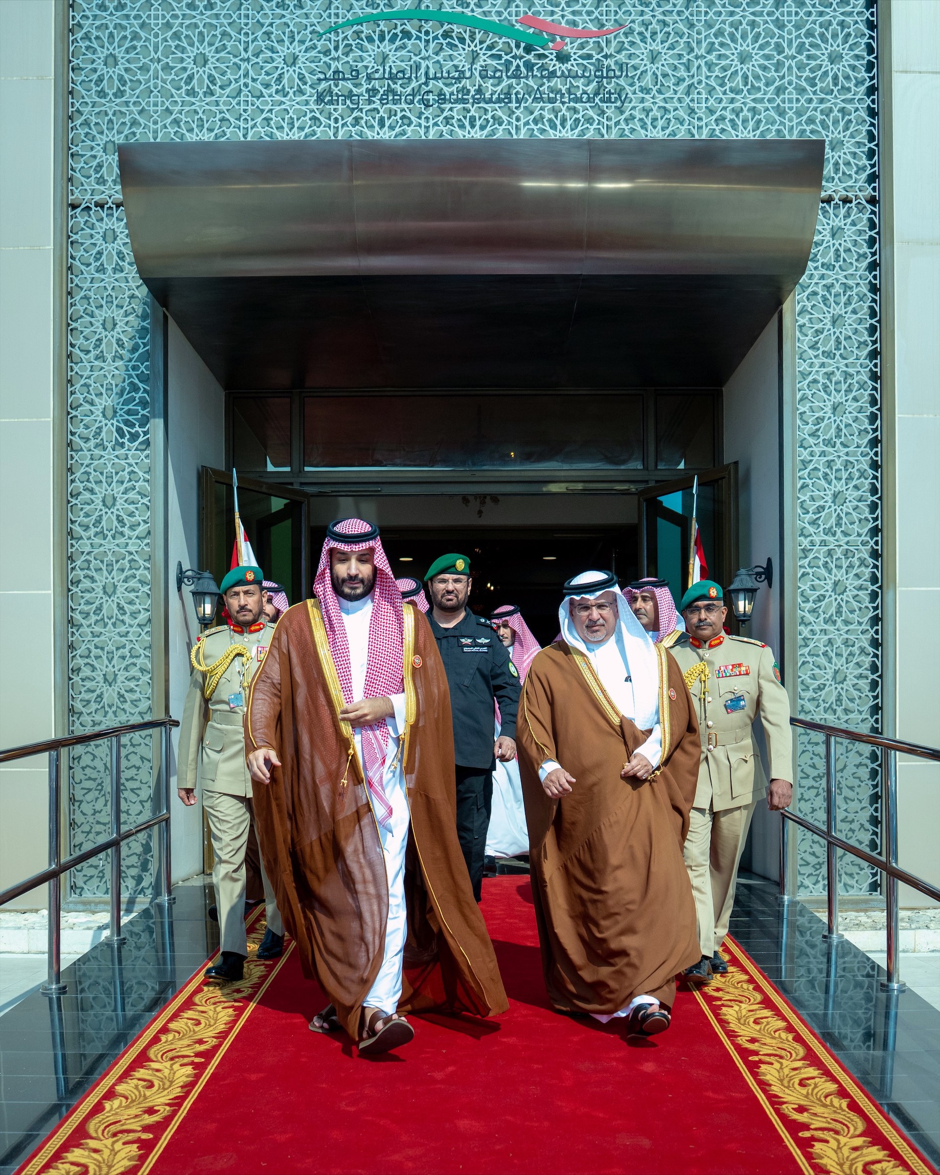 ولي العهد السعودي يصل إلى مملكة البحرين للمشاركة في القمة الخليجية ال46