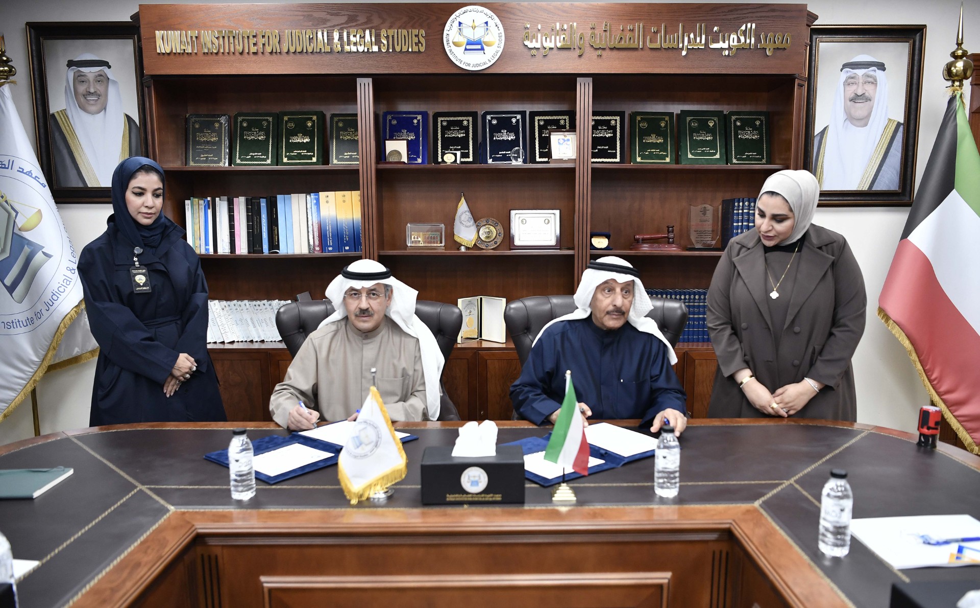 مدير معهد الكويت للدراسات القضائية والقانونية المحامي العام الأول ورئيس مجلس إدارة جمعية الهلال الأحمر الكويتي خلال التوقيع